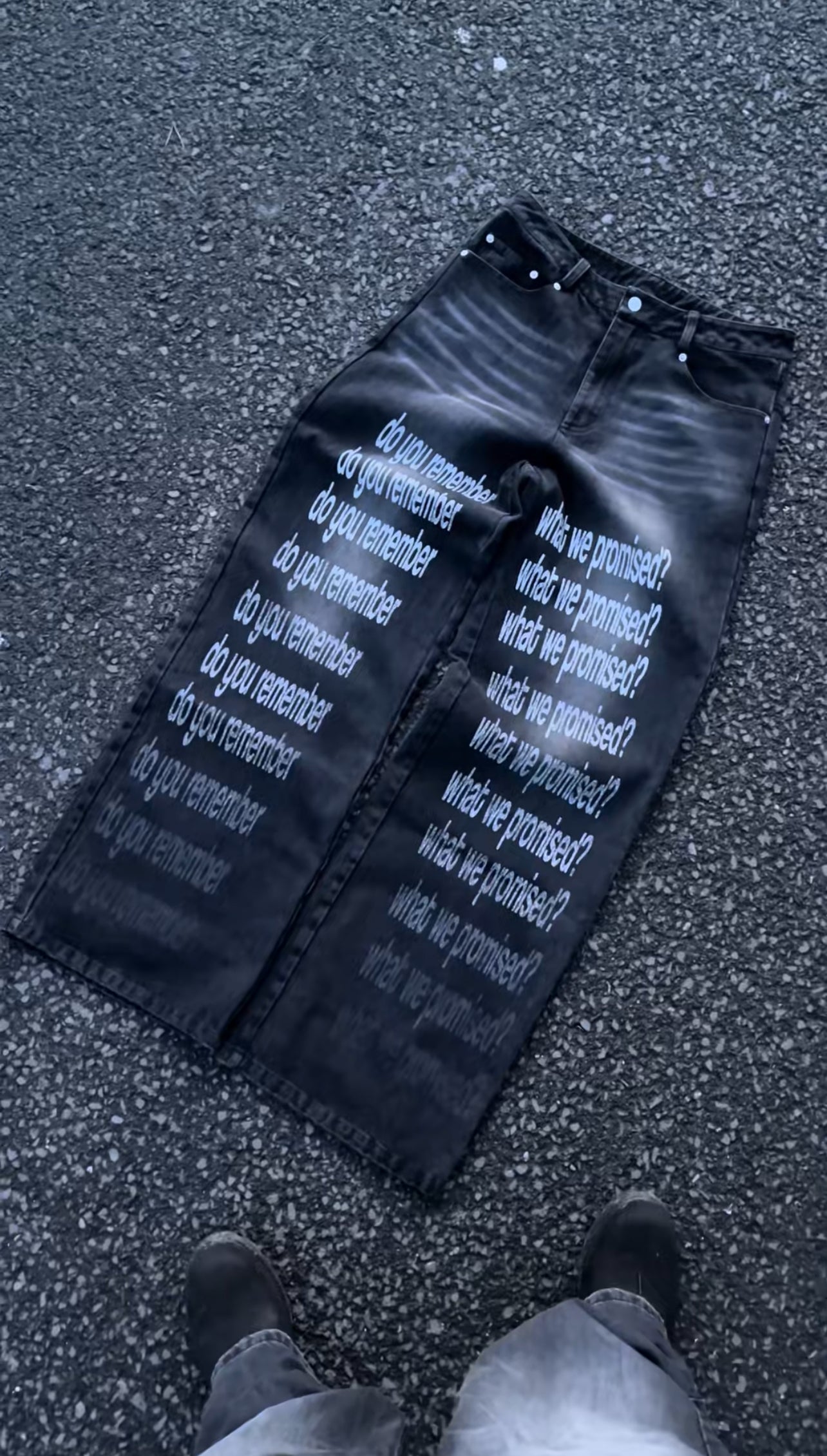 Graphic Jeans
